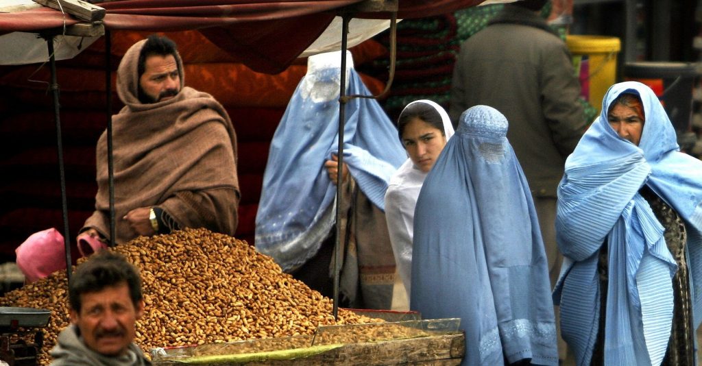 ONU suspende programas en Afganistán, luego de que talibanes prohibieran a mujeres trabajar en ONG